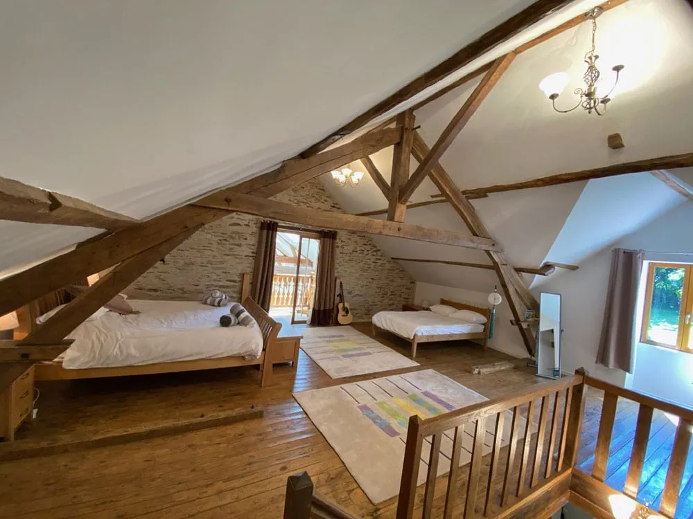 Dogogne holidays with family in this bedroom