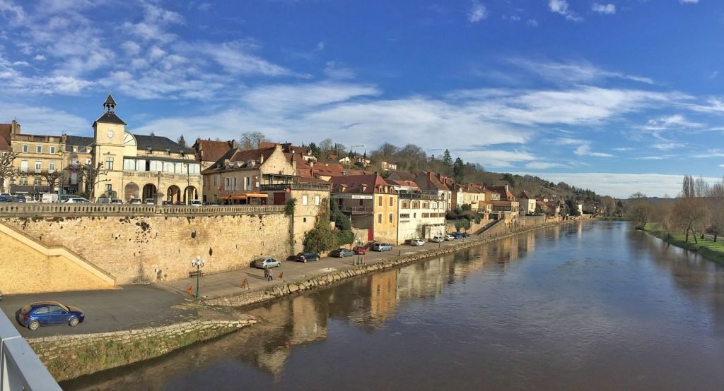 holiday on famous river banks spend nights, le bugue